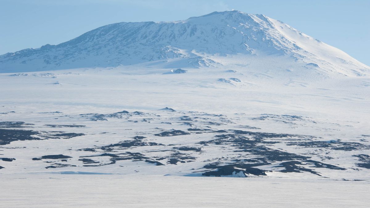 why planes do not fly over antarctica