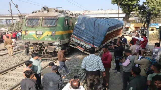 Deoghar: Express Train Hits Truck In Nerve-Wracking Collision, Major  Tragedy Averted | Watch Video