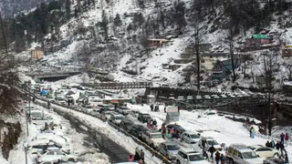Himachal: Heavy Snowfall Leads To Over 800 Roads Closed, Hundreds Of Tourists Stranded In Manali For Over 24 Hours