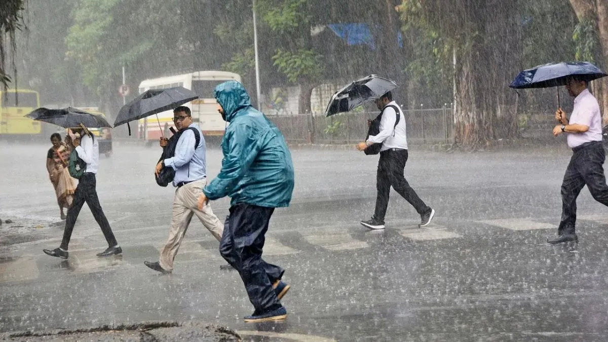 Delhi Rains: Heavy Showers, Thunder Hit National Capital, Noida Amid Western Disturbance; IMD Issues Red, Orange Alerts
