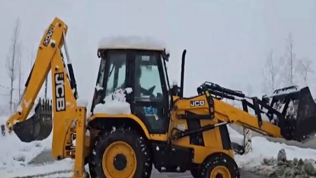 Srinagar-Jammu Highway Closed Amid Intense Snowfall In Jammu-Kashmir; Vehicles Stranded In Udhampur
