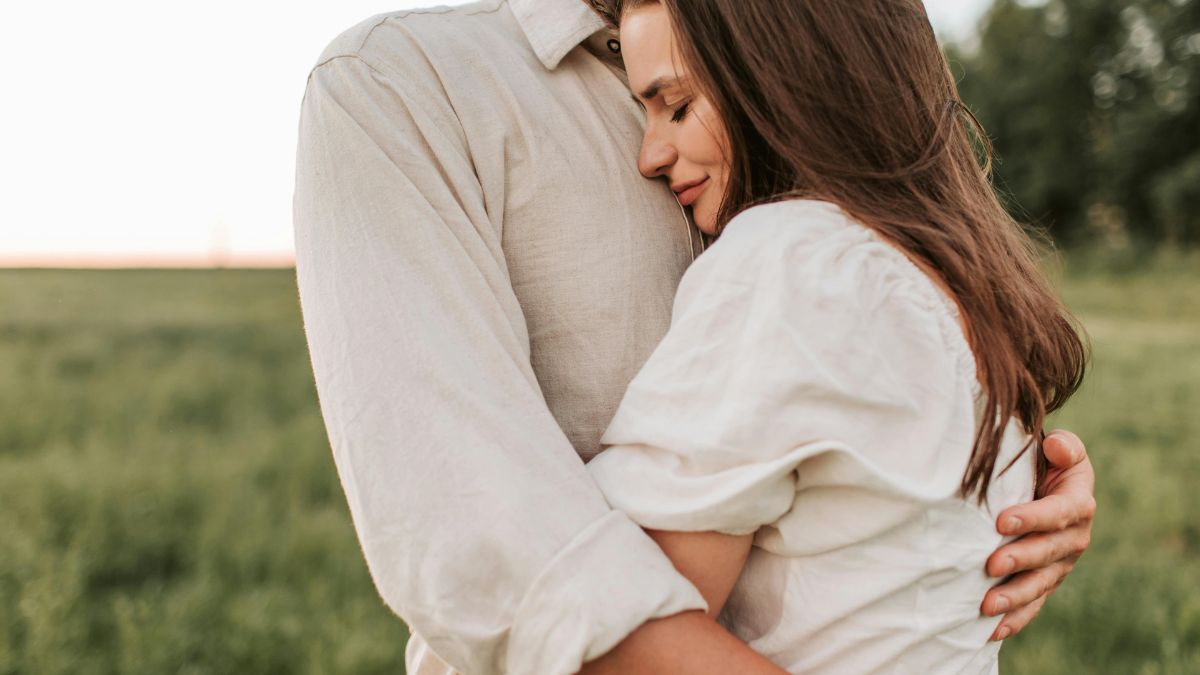 Happy Hug Day 2026: The Way You Hug Your Partner Reveals This About