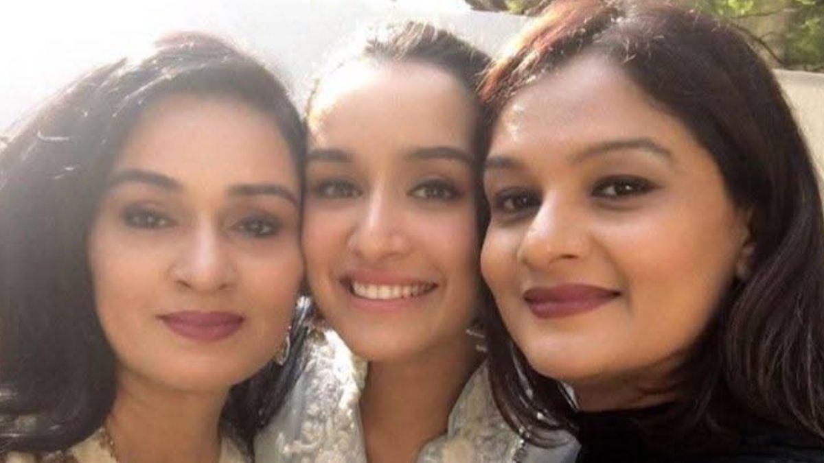 shraddha kapoor with aunt padmini and tejaswini