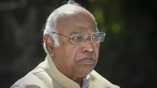 Congress's Mallikarjun Kharge Calls Gujaratis Illiterate In Kerala Assembly Poll Rally, BJP Hits Back