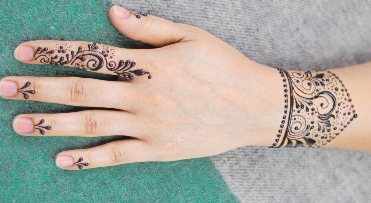 minimal floral mehendi design