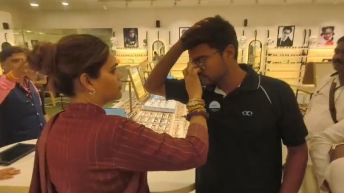 Lenskart Row: BJP Leader Nazia Sanatani Storms Mumbai Store, Forcefully Applies Tilak On Muslim Employees