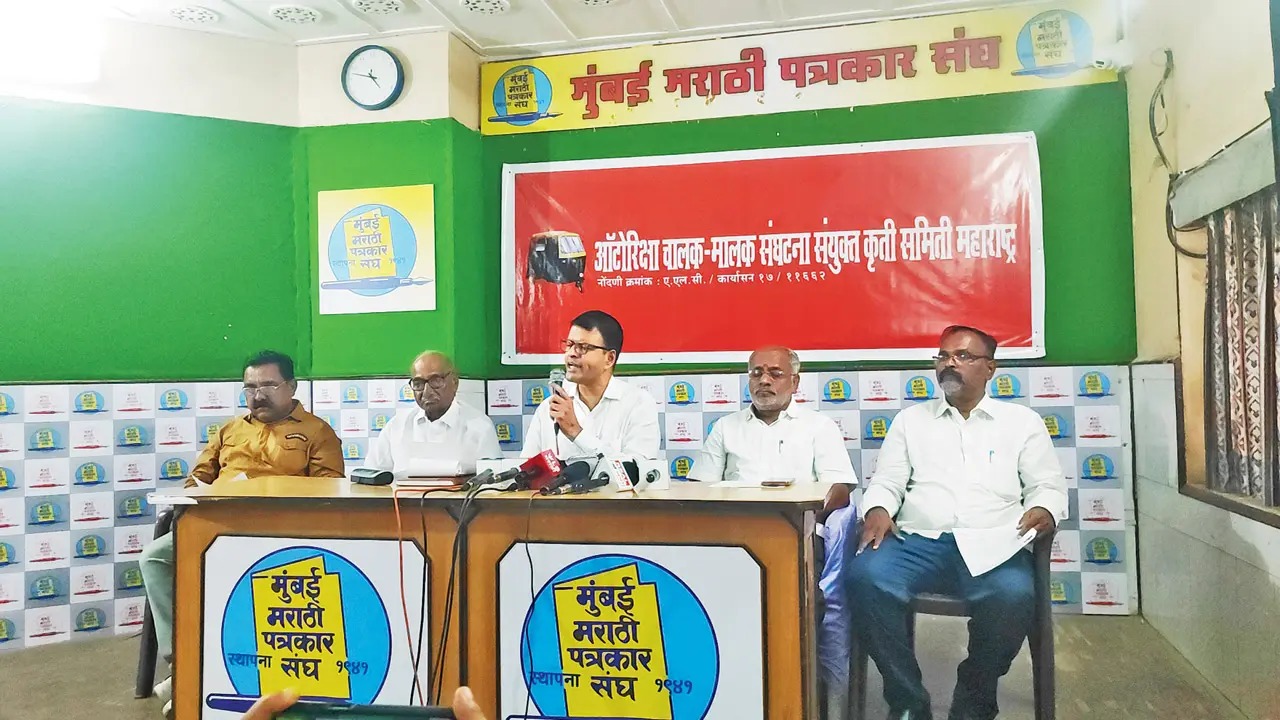 Shashank Sharad Rao (centre), president of the Autorickshaw Driver-Owner Joint Action Committee, announces the decision to launch a statewide protest if the govt’s decision is not rolled back, on Monday. PICS/SARTHAK MEHTA