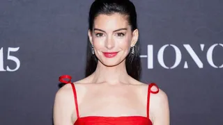 Fan Gifts Quran To Anne Hathaway After Her Viral Inshallan Clip, Watch Actress’ Reaction