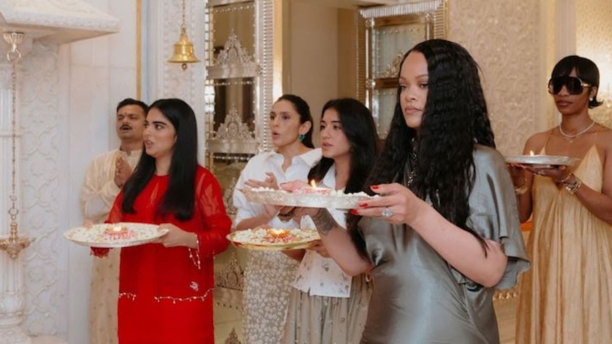 rihanna performs aarti