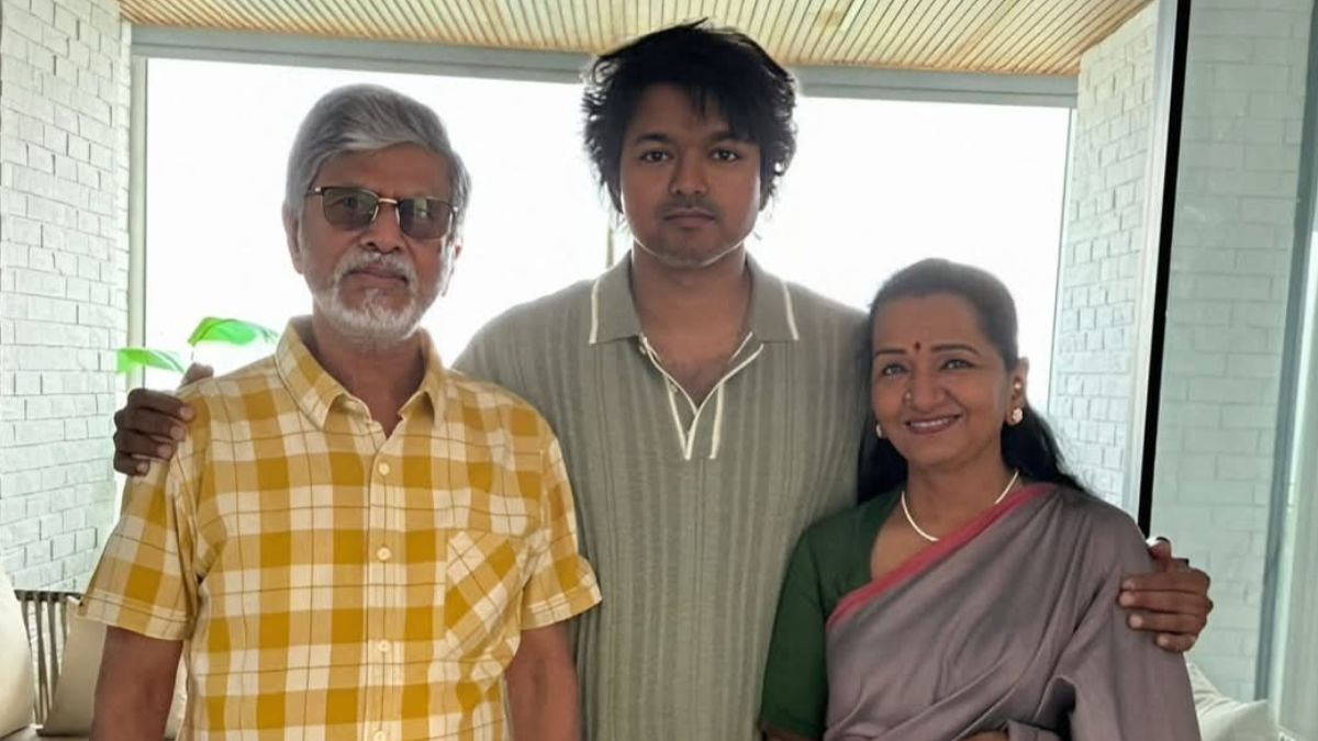 thalapathy vijay with mother father