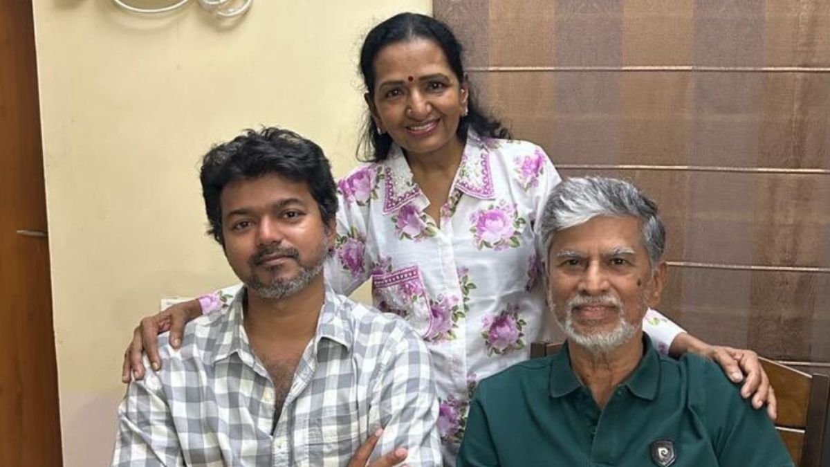 vijay thalapathy with his parents