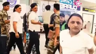 T-Shirt, Jeans And No Red Cap: Akhilesh Yadav's Casual Airport Look Amazes Internet; Netizens Call Him Dhoni | Watch

