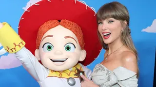 Taylor Swift Performs I Knew It, I Knew You At Toy Story 5 Premiere