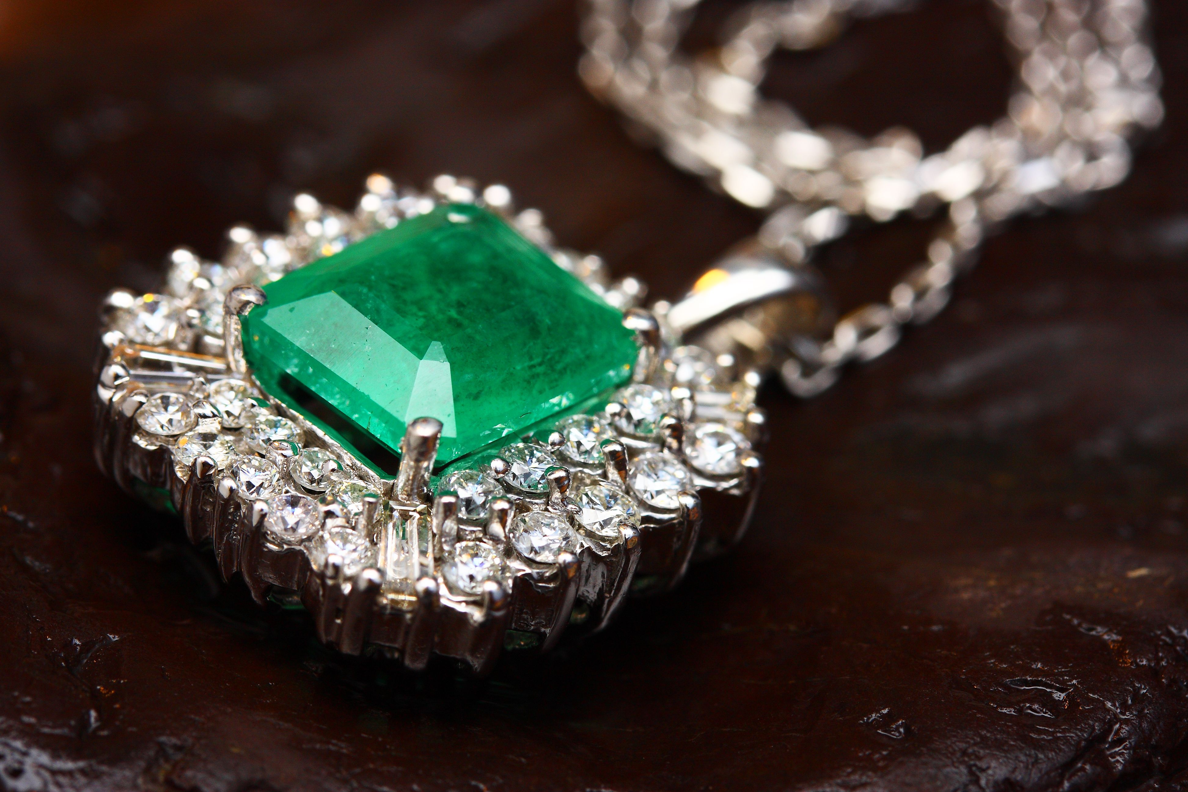emerald attracts wealth