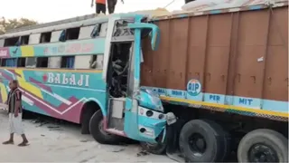 Vadodara Road Accident: 5 Dead, 26 Injured After Sleeper Bus Collides With Truck Near Kotambi