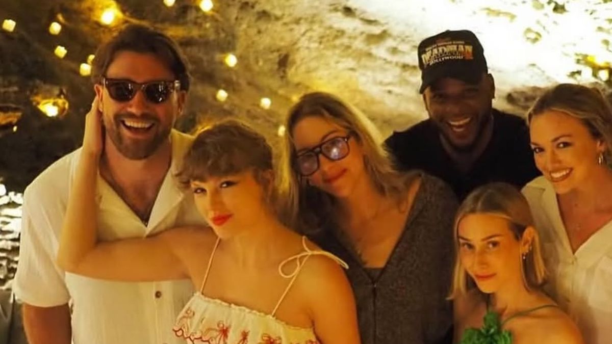 taylor swift and travis kelce photo