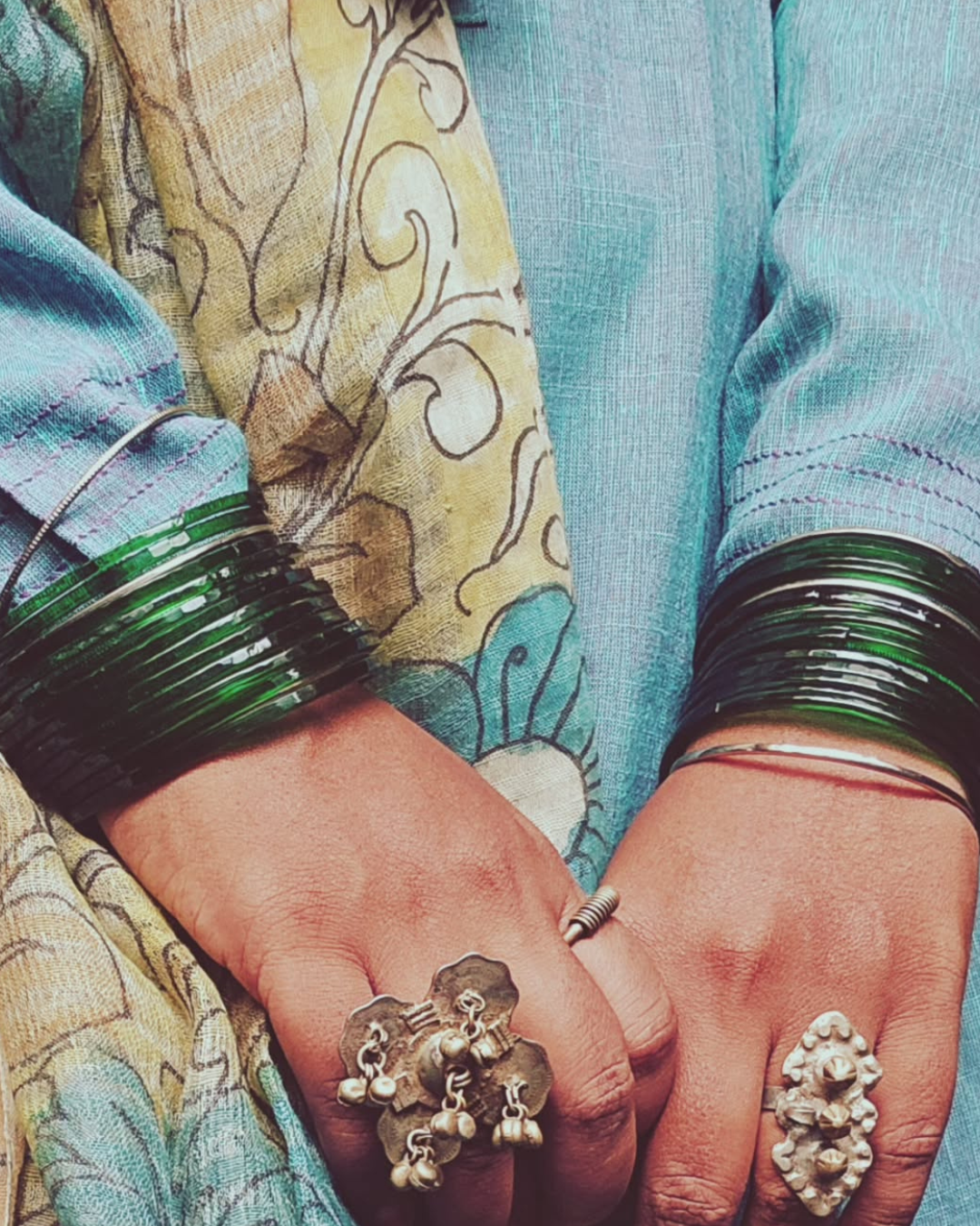unmarried girls can wear green bangles during Sawan
