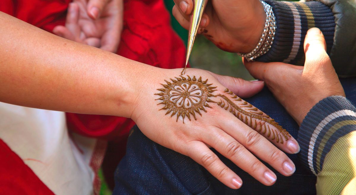 minimal mandala mehndi
