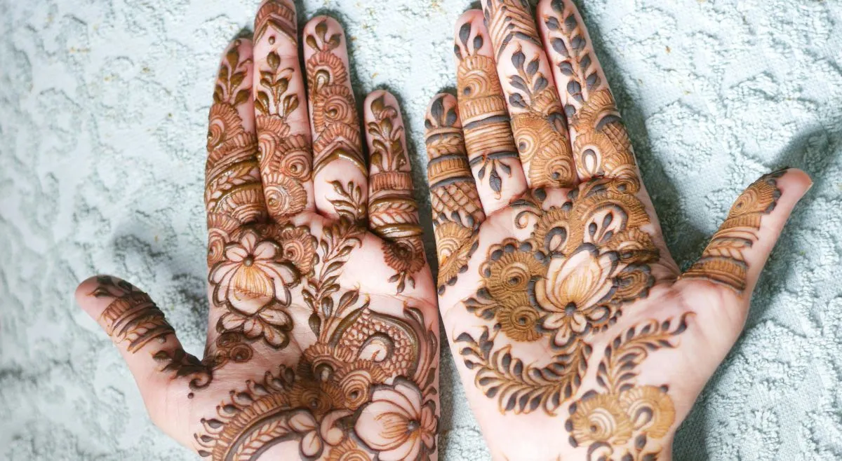 Arabic Mehndi With Bold Leaf Motifs