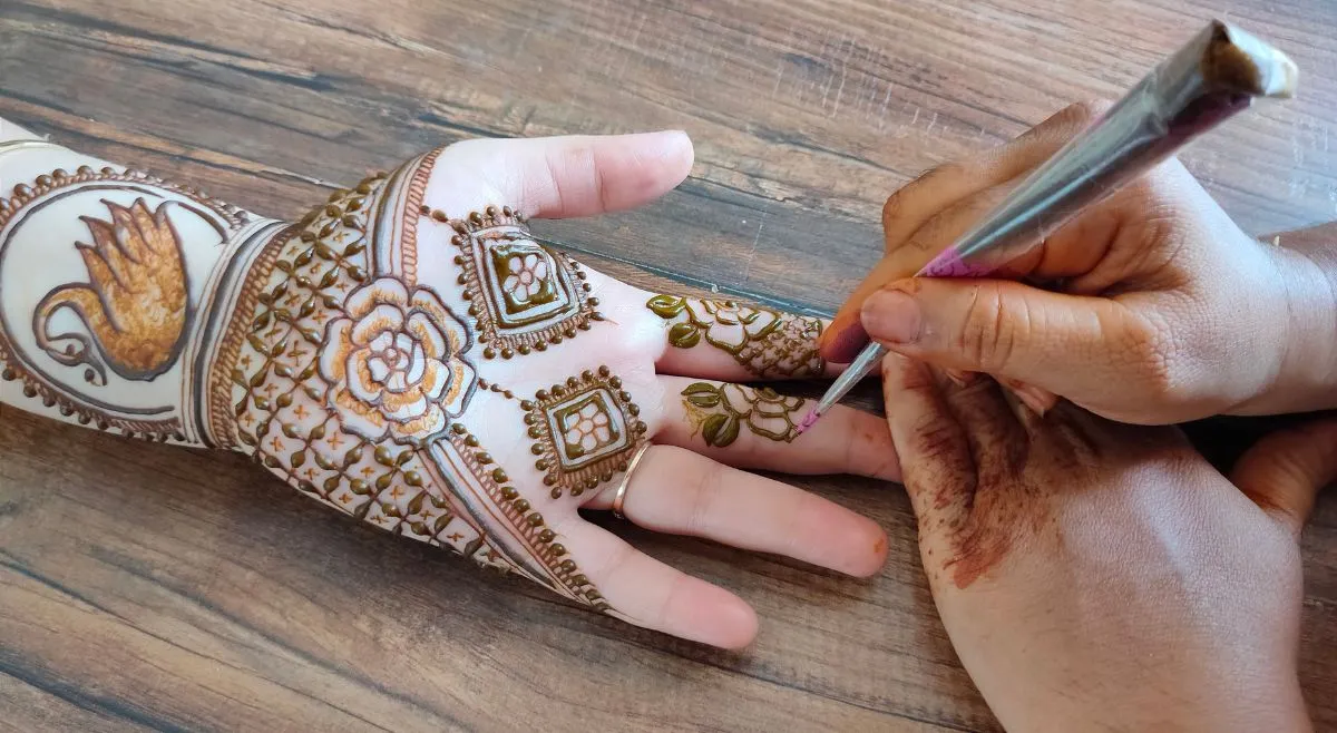 Minimal Arabic Mehndi Design