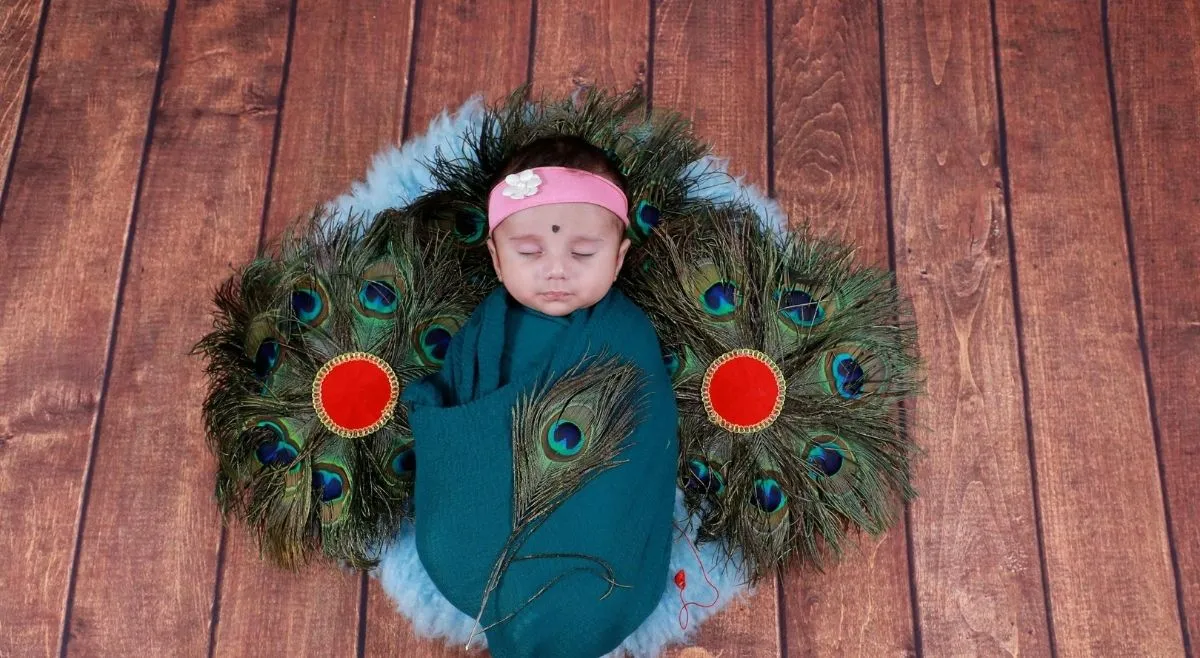 Try A Peacock Feather Themed Decoration
