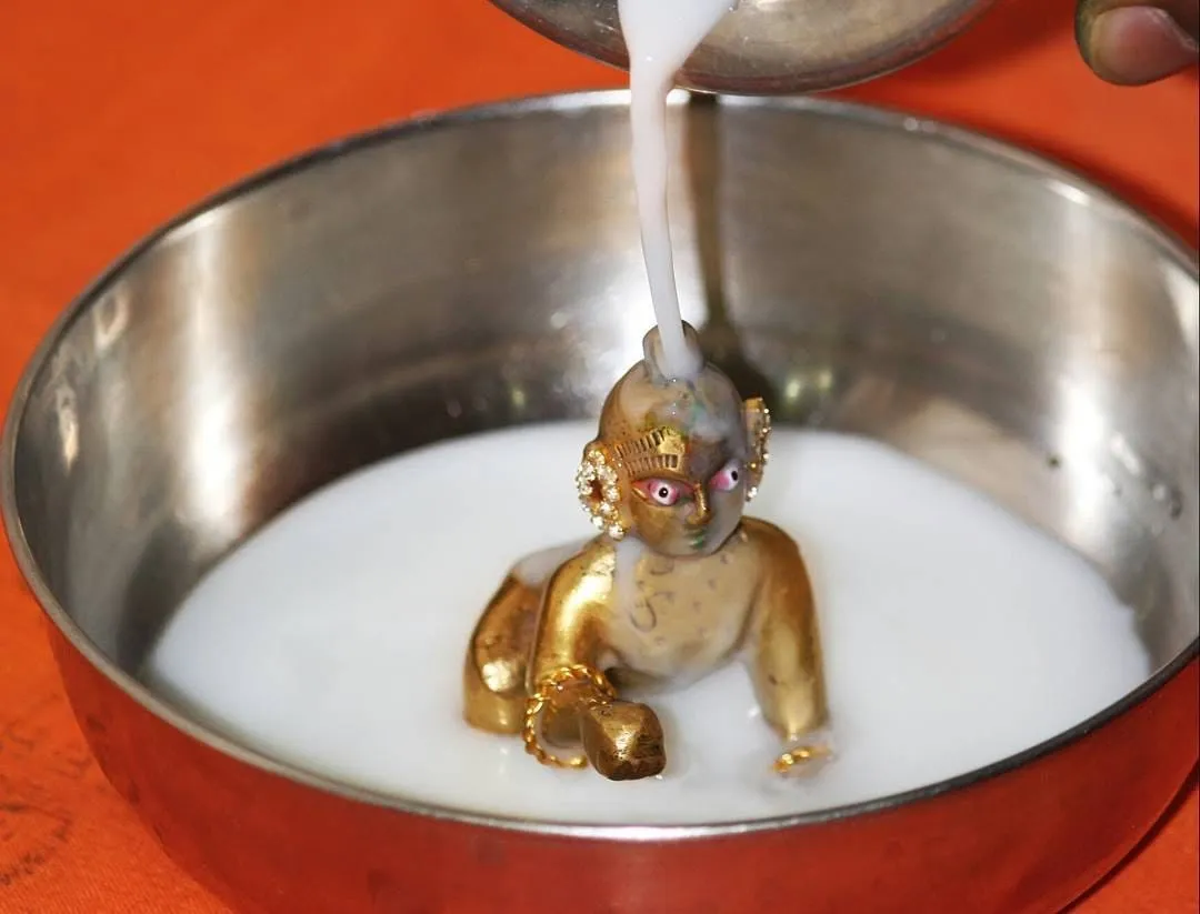 worshipping laddu gopal