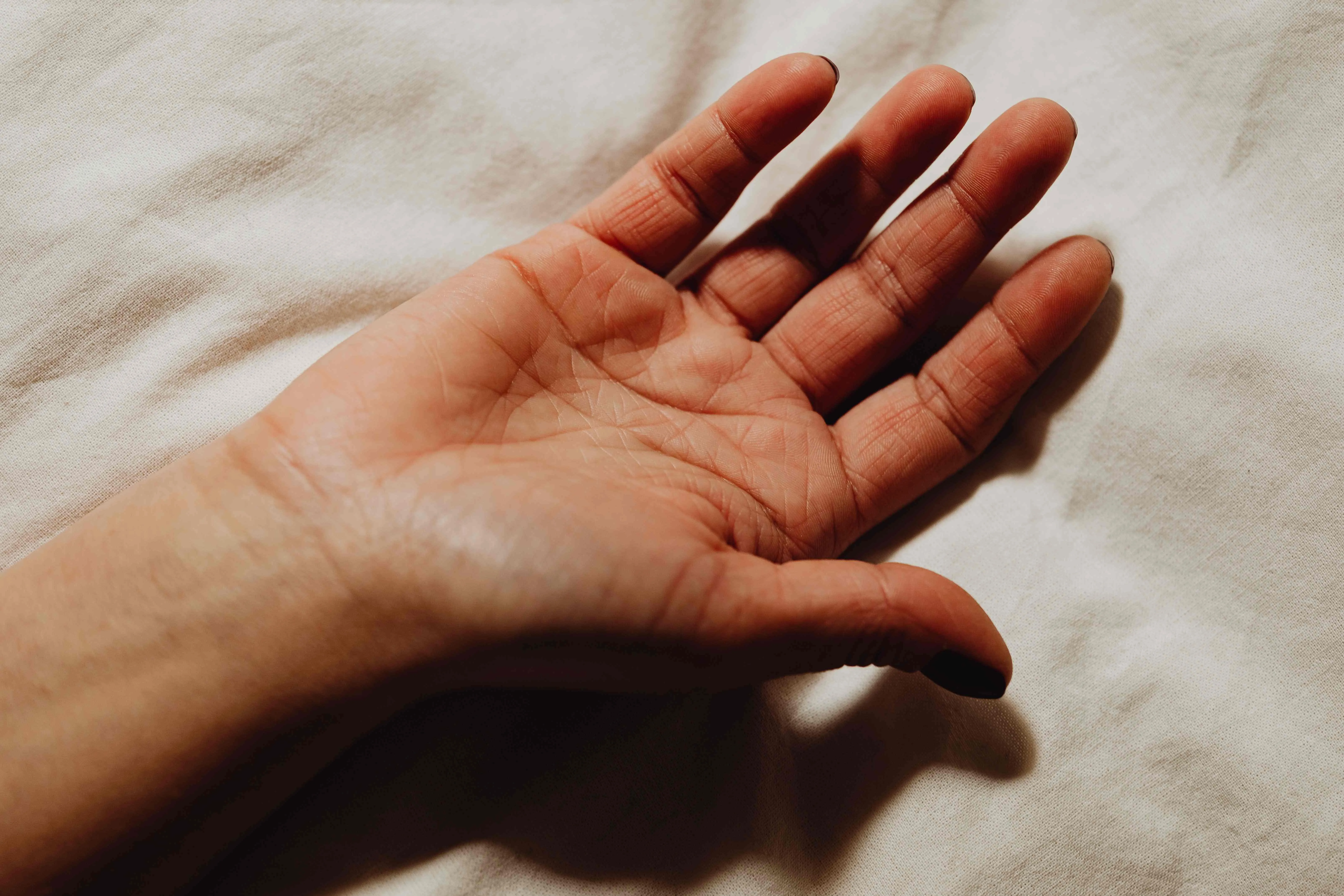 heart line eneding between fingers compressed