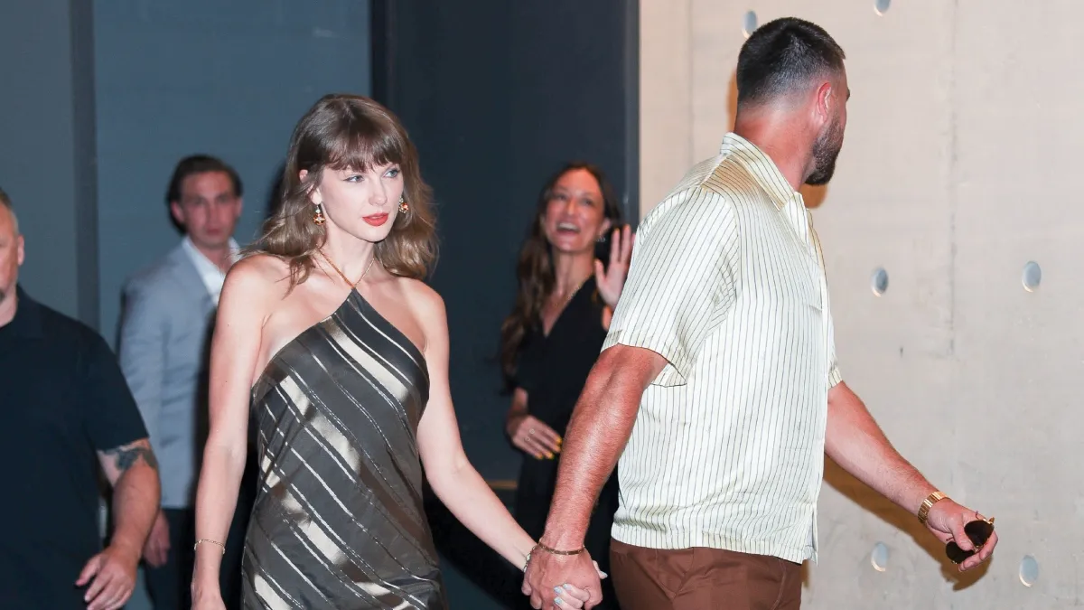 Taylor Swift Travis Kelce dinner date photo