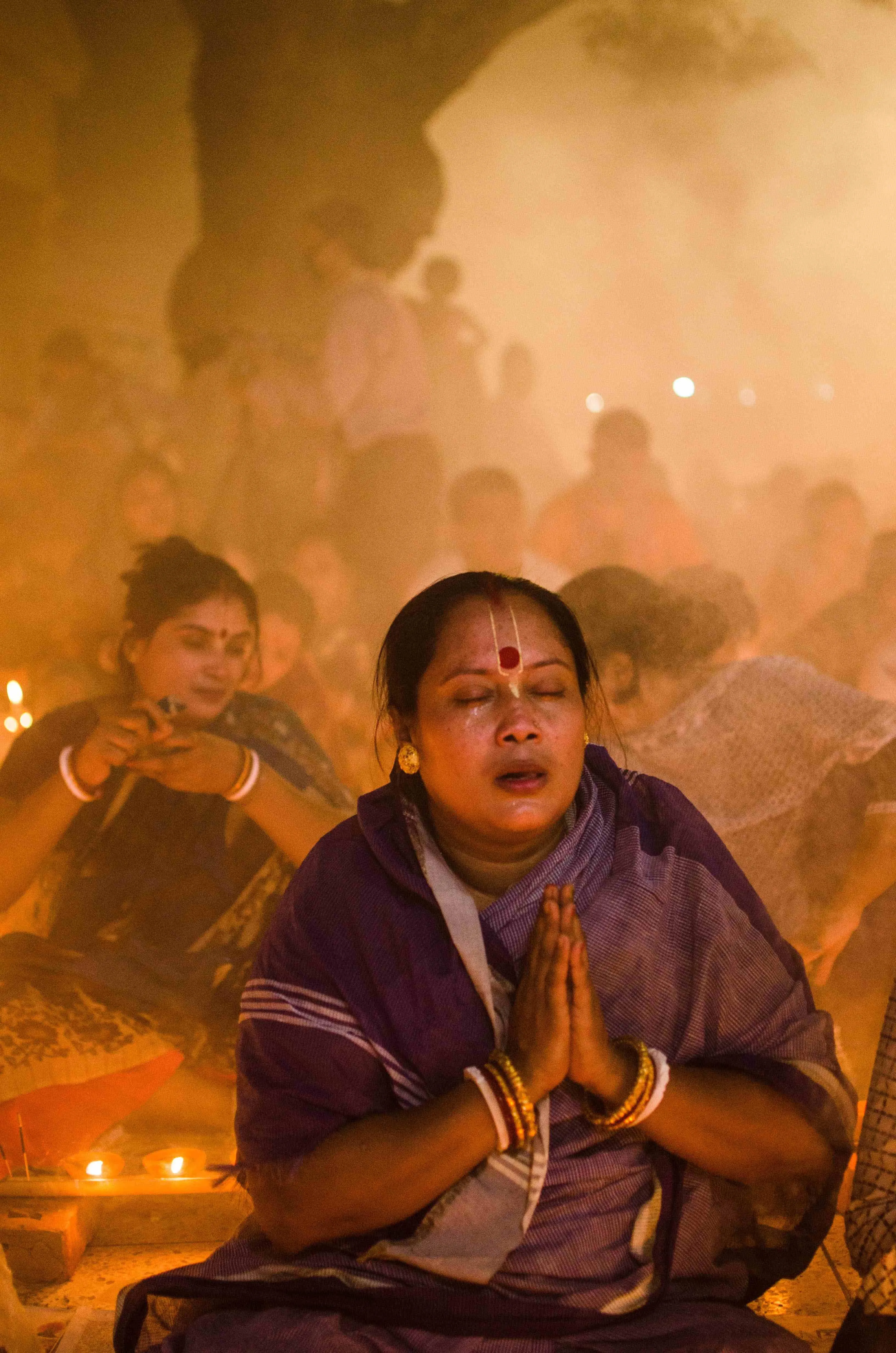 devottess praying