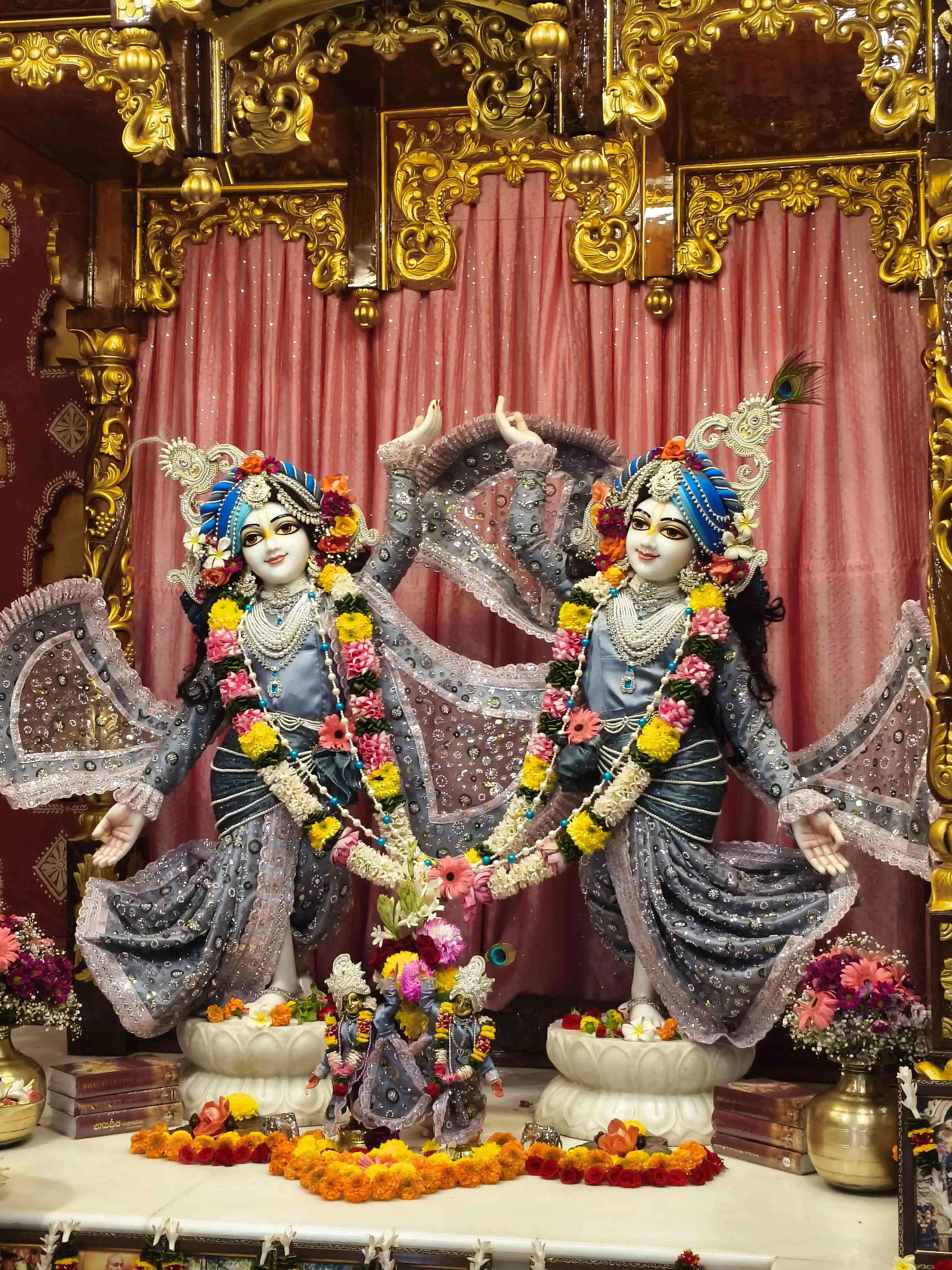 mantra chantimg at iskon