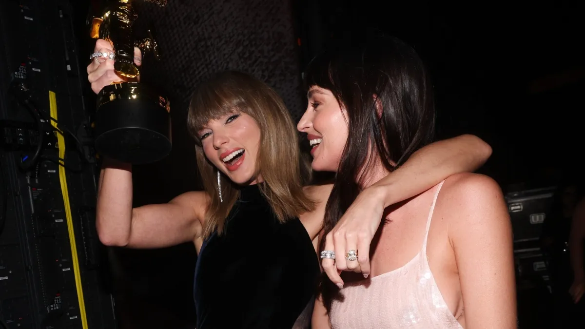 Dakota Johnson introduced Taylor Swift