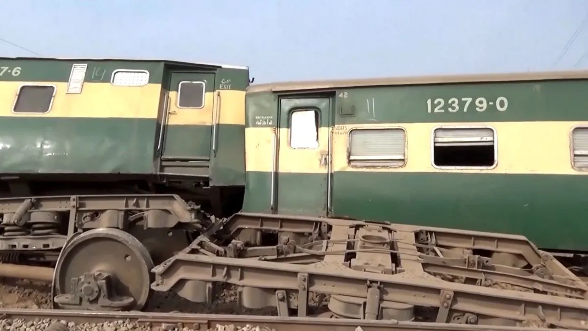 pakistan train derailed 2