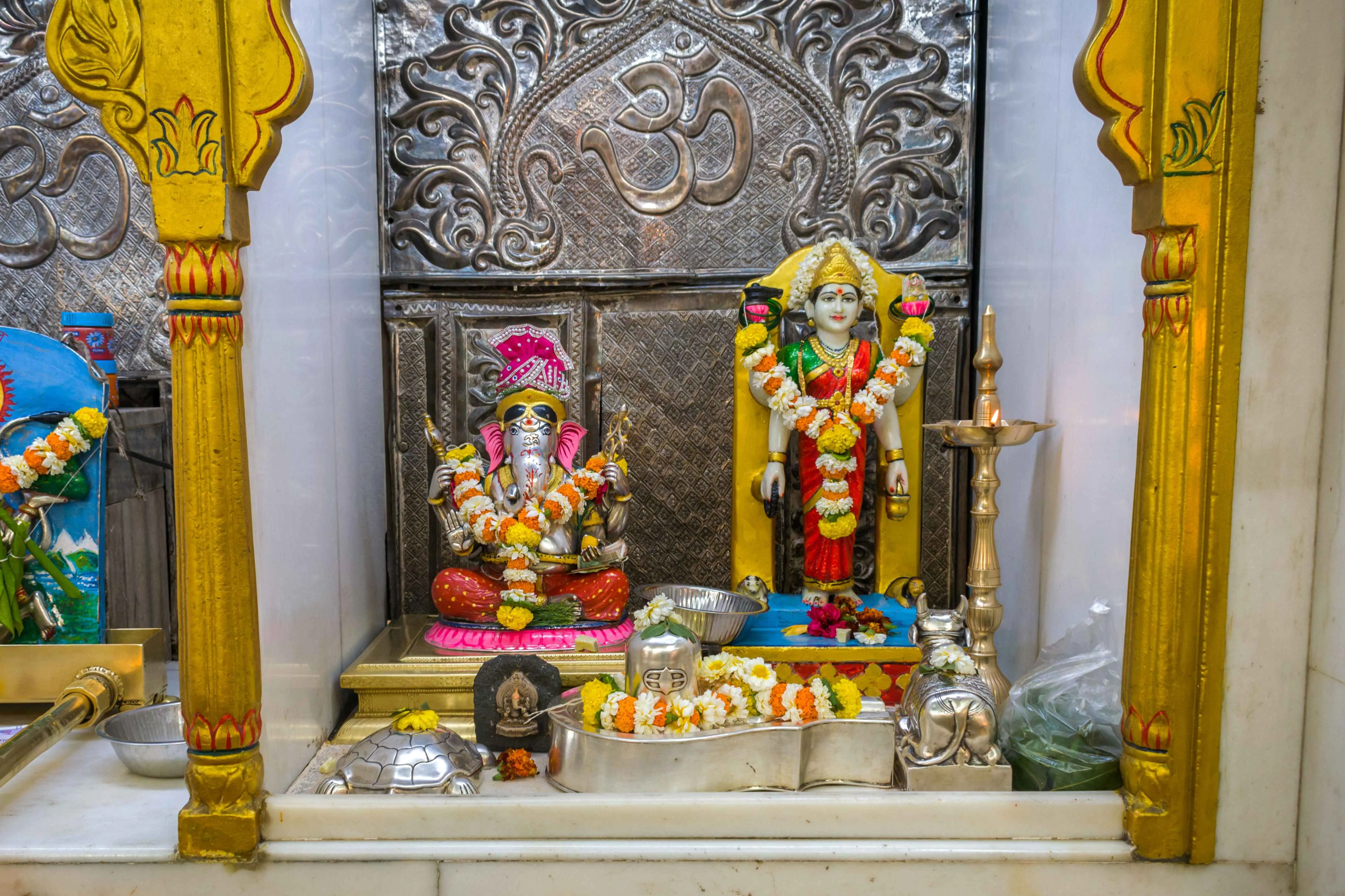 Never place Lord Ganesha on the right side of Goddess Lakshmi