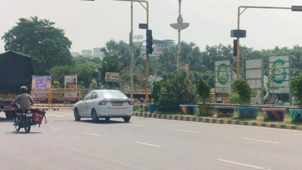 greater-noida-traffic-faulty-signals-at-key-intersections-cause-congestion-manual-control-strains-personnel