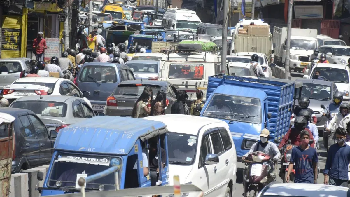 meerut-news-traffic-police-deploy-two-shift-system-to-manage-diwali-rush