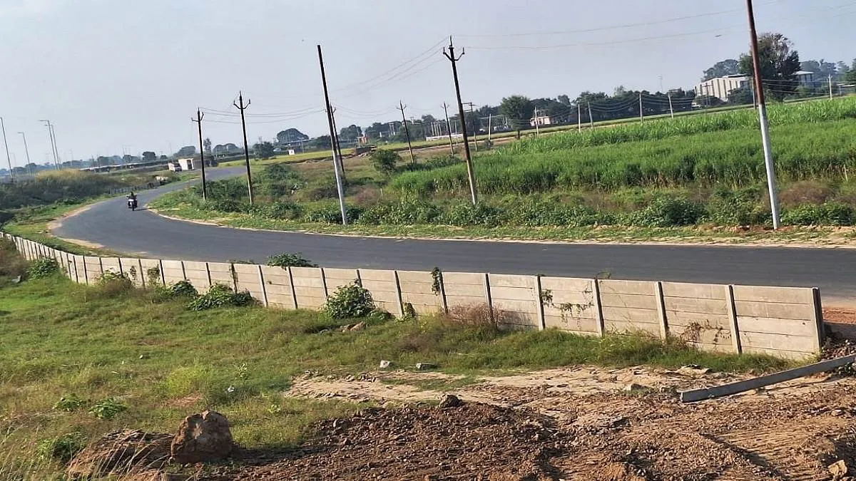 meerut-prayagraj-ganga-expressway-security-wall-work-underway-first-phase-completion-by-oct-11
