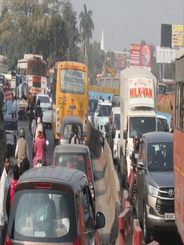 meerut-traffic-police-launch-anti-encroachment-drive-on-delhi-road-45-vehicles-fined