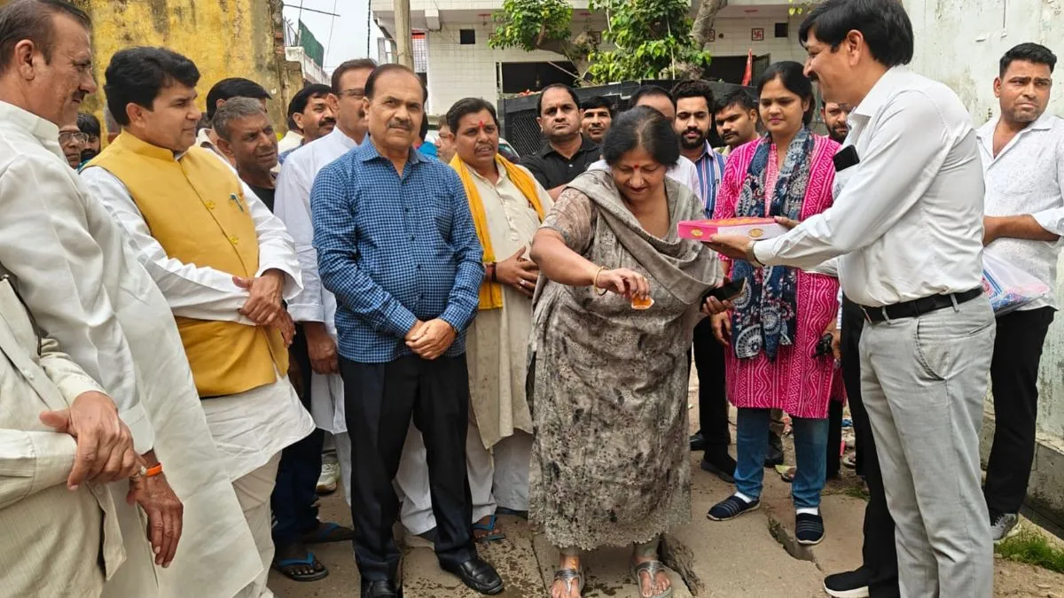 ghaziabad-mayor-lays-foundation-for-eight-road-projects-worth-rs-10-crore-details