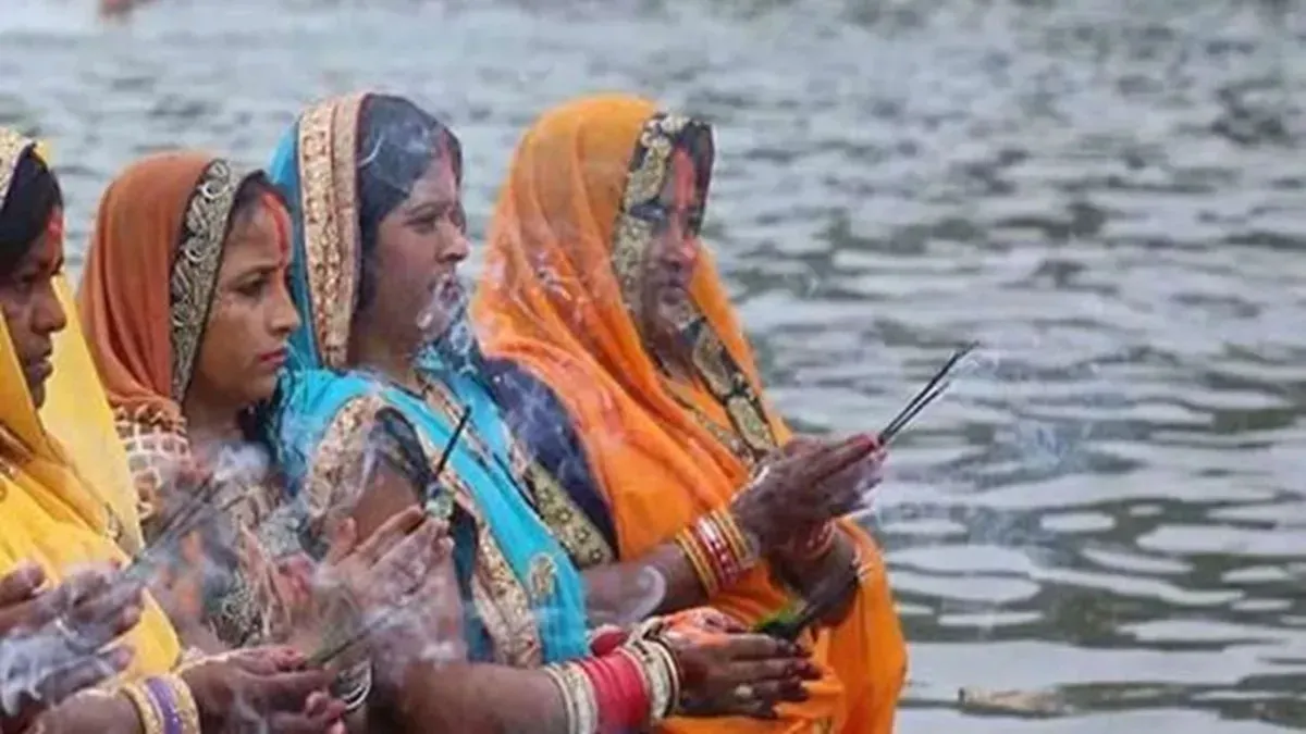 chhath-puja-2025-dehradun-administration-sets-up-special-facilities-at-three-riverbanks-focuses-on-cleanliness-safety