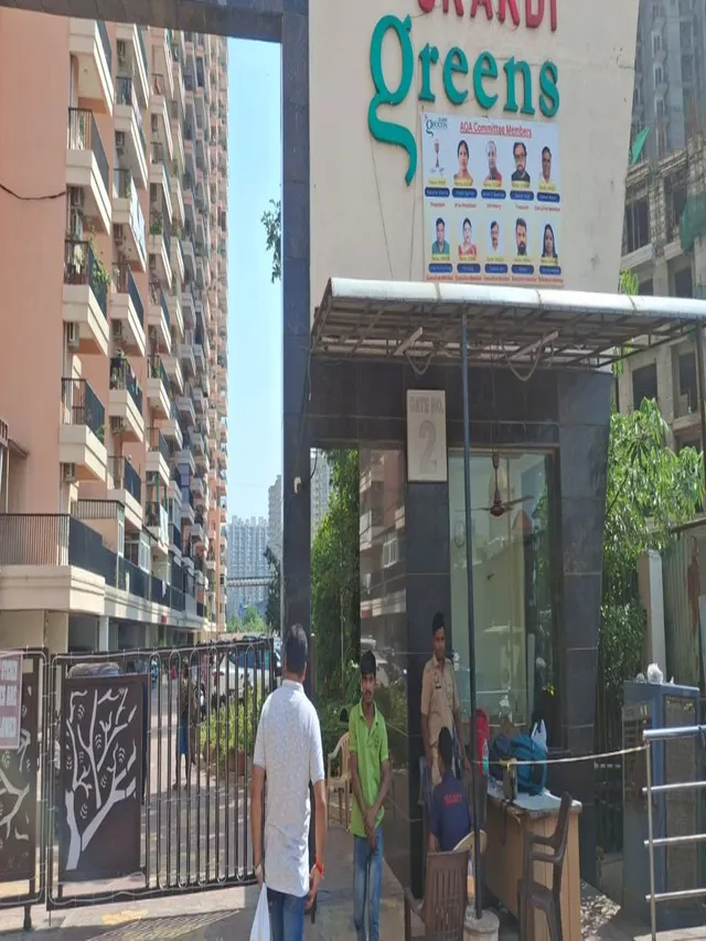 ghaziabad-news-income-tax-raids-meat-traders-flat-in-pandav-nagar-cash-and-documents-seized