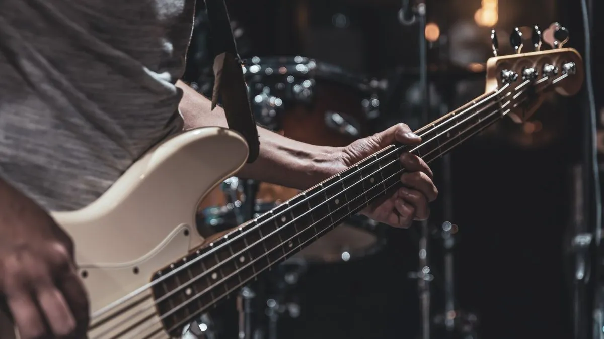 Under 25000 Bass Guitars