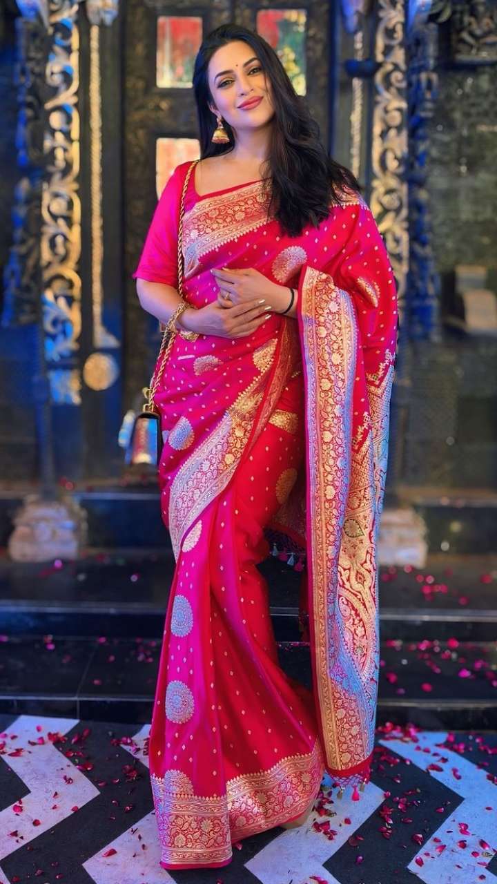 Silk saree look for wedding guest — free download