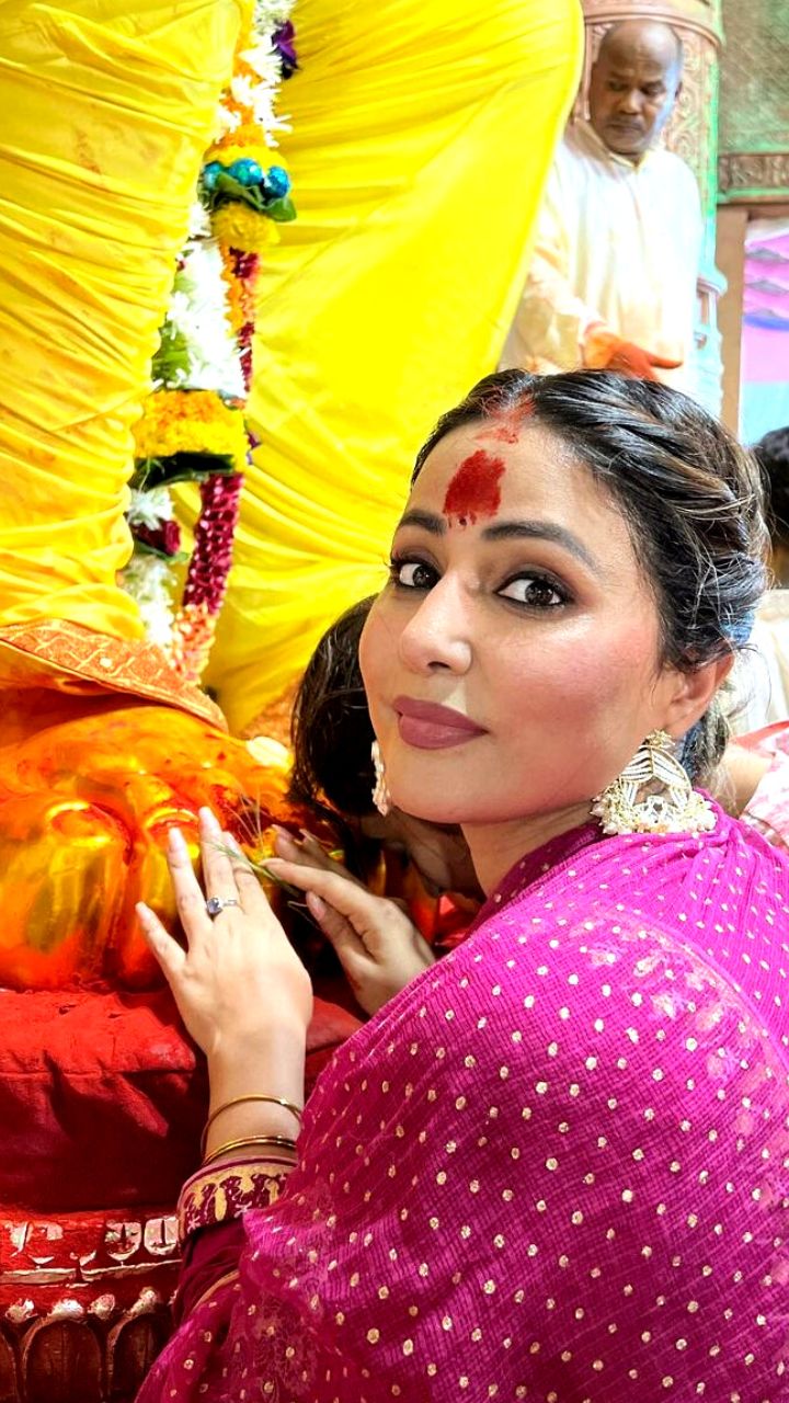 Hina Khan Pays A Visit TO  Lalbaughcha Raja, Posts These Pictures