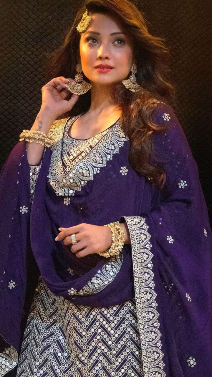 Adaa Khan Is Drop-Dead Gorgeous In Splendid Ethnic Outfits