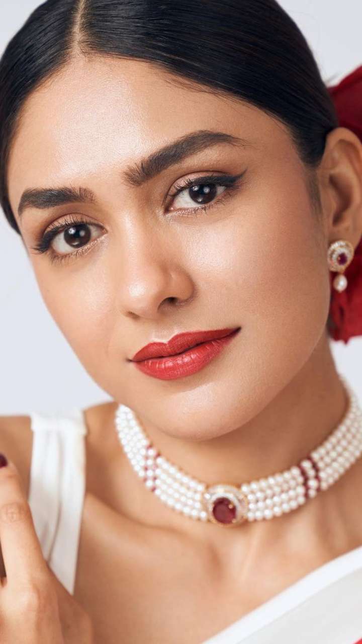 Mrunal Thakur Inspired Best Makeup Looks To Try This Wedding Season