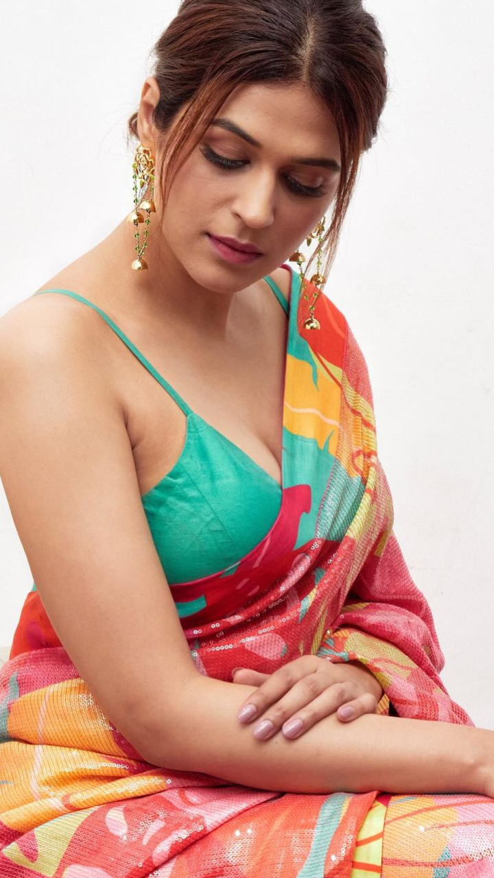 Shraddha Das Looks Smoking Hot In These Saree Looks