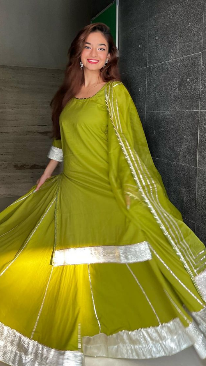 Anushka Sen Gives “Desi Girl” Vibes In Her Brand New Green Ethnic Outfit
