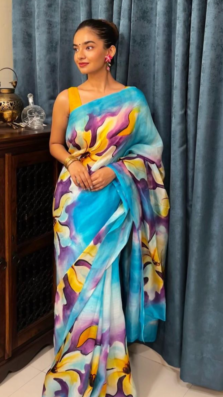 Anushka Sen's Latest Pictures in Saree Are Worth the Watch