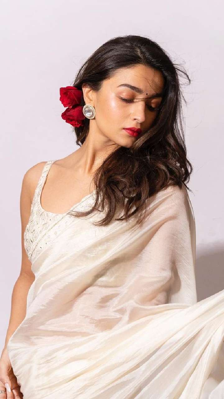 What to wear on Your Wedding Day ? Saree or Lehenga - Blog -  YourDesignerWear.com