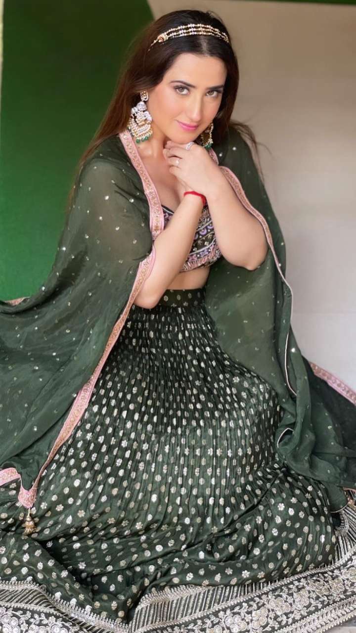 Aalisha Panwar Looks Resplendent In Stunning Ethnic Outfits